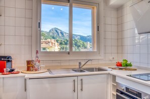 Frigorífico, microondas, horno y cafetera o tetera