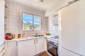 Geladeira, micro-ondas, fogão, cooktop