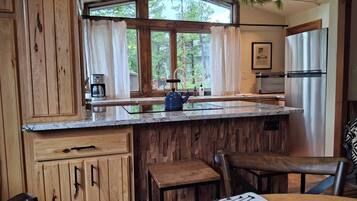 Fridge, oven, stovetop, coffee/tea maker