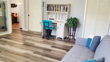 TV connectée, livres, écrans d'ordinateur