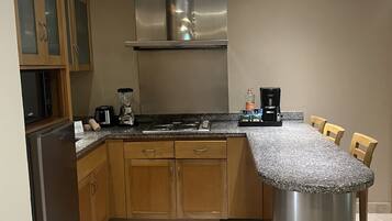 Réfrigérateur, micro-ondes, four, cafetiÚre/bouilloire