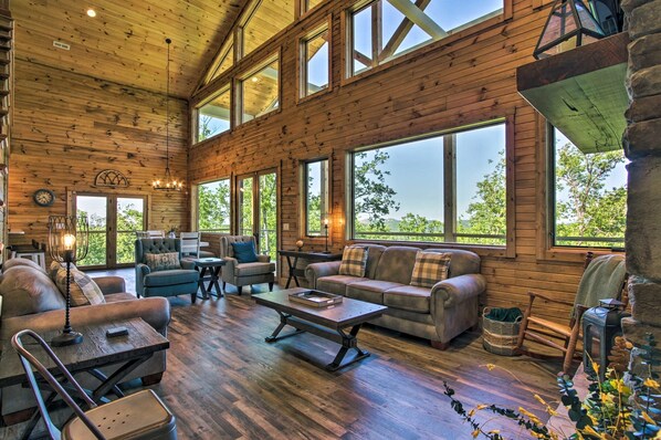 Een smart-tv, een open haard en videogames