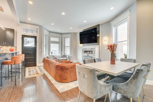 Spacious Condo w/ Deck ~ 3 Mi to Downtown Chicago!