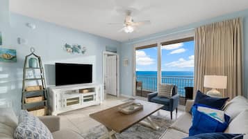 Leilighet, flere senger, balkong, havutsikt (Splash Resort 302w) | Oppholdsområde | En 43-tommers Flatskjerm-TV med digitale kanaler