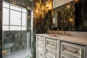 Douche, sĂšche-cheveux, serviettes fournies, savon