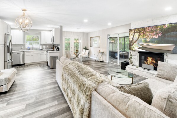 Smart TV, video games - Cozy 3BR 2 Bath Home! with Hot Tub! Located Close to the beaches and DTSP (Largo)