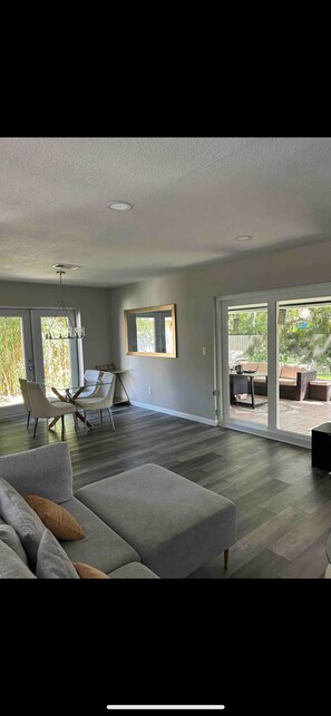 Smart TV, video games - Cozy 3BR 2 Bath Home! with Hot Tub! Located Close to the beaches and DTSP (Largo)