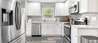 Cozy 3BR 2 Bath Home! with Hot Tub! Located Close to the beaches and DTSP 