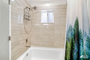 Hair dryer, towels, soap, shampoo - Quiet and Cozy getaway cabin in Hatcher Pass, Alaska; 15 min. from Palmer! (Palmer)