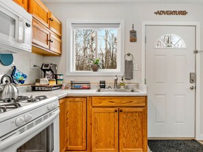 Fridge, microwave, oven, stovetop - Quiet and Cozy getaway cabin in Hatcher Pass, Alaska; 15 min. from Palmer! (Palmer)