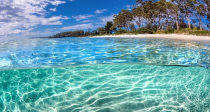 20 People / 9 Bedroom / 13 Beds Cabin Compound in the heart of Huskisson