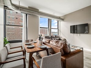 Una televisión, una pantalla de ordenador