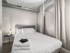 2 dormitorios, escritorio, tabla de planchar con plancha y cuna de viaje