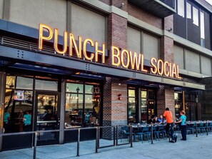 Ravintola nimeltä ’Punch Bowl Social’, jossa on ulkotila ja julkisivu on tehty tiilestä.