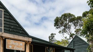 Un bâtiment en bois sur lequel est apposée une enseigne indiquant « Shel House ».