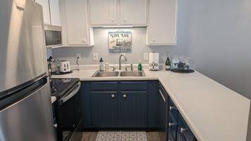 Frigorifero, microonde, forno, piano cottura