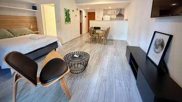 Studio, Balcony, City View (PV4) | Living room