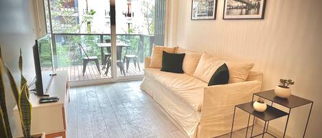 Exclusief appartement, 1 slaapkamer, uitzicht op stad (PV1) | Woonruimte | Een 43-inch smart-tv met kabelzenders, Netflix en betaalfilms