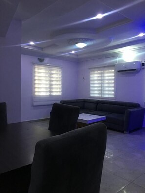 Computer monitors, printers - SENSATIONAL LUXURY APARTMENT (Ibadan)