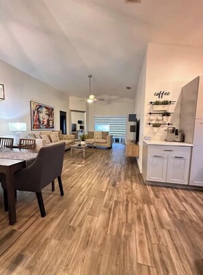 Smart TV - Only 15 min from Disney Huge yard, 5 bedrooms 3 bathrooms (Clermont)