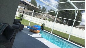 Ein Poolbereich mit Glasveranda, Liegestuhl und Wasserrutsche.