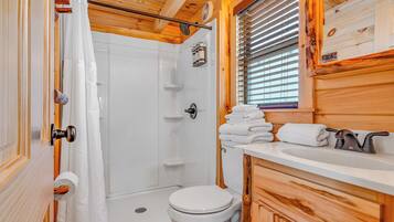 Comfort-Ferienhütte | Badezimmer | Handtücher