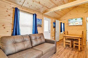 Cabaña Deluxe | Área de sala de estar | Smart TV de 43 pulgadas con canales vía satélite 