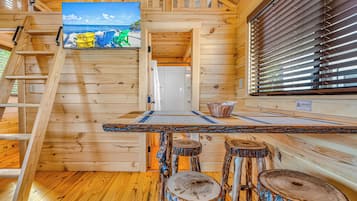 Comfort-Ferienhütte | Wohnbereich | 43-Zoll-Smart-TV mit Satellitenempfang