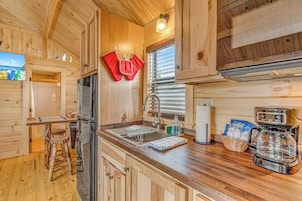 Deluxe Cabin | Private kitchen | Stovetop, coffee/tea maker, toaster, cookware/dishes/utensils