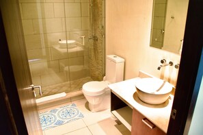 Douche, sĂšche-cheveux, serviettes fournies, savon