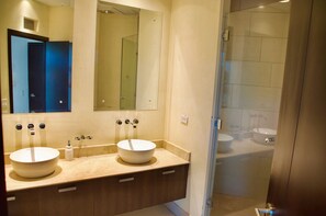 Dusche, Haartrockner, Handtücher, Seife
