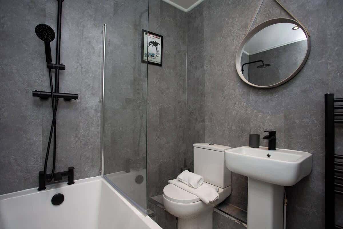 Dusche, Haartrockner, Shampoo