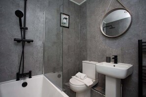 Dusche, Haartrockner, Shampoo