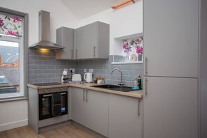 Een koelkast, een microgolfoven, een oven, een kookplaat