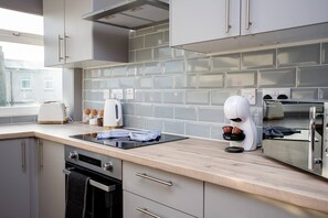 Kjøleskap, mikrobølgeovn, ovn og kokeplater