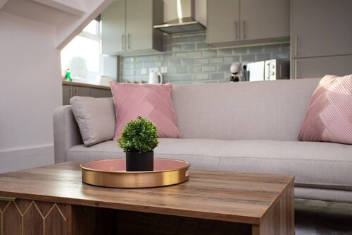 50" Inch Smart TV - Walking Distance to Town Centre and Beach Front