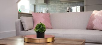 50" Inch Smart TV - Walking Distance to Town Centre and Beach Front