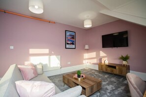 Smart TV, offices - 50" Inch Smart TV - Walking Distance to Town Centre and Beach Front (Whitley Bay)