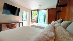 Chambre familiale | Décor unique, ameublement unique, bureau