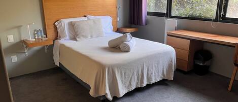 Habitación panorámica | Ropa de cama de alta calidad y escritorio