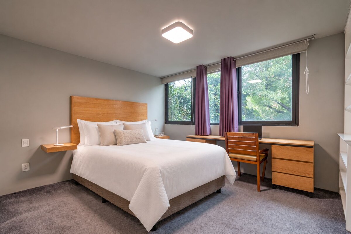 Executive Room | Premium bedding, desk, laptop workspace, blackout drapes