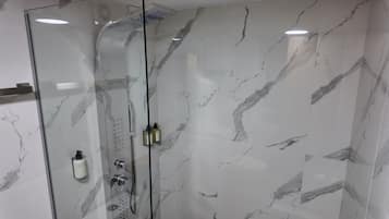 Luxury-Studiosuite | Badezimmer | Haartrockner, Handtücher, Seife, Shampoo