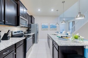 Fridge, microwave, oven, stovetop - Astonishing 7bd Dream vacation home/9mil-Disney! (Davenport)