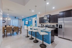 Fridge, microwave, oven, stovetop - Astonishing 7bd Dream vacation home/9mil-Disney! (Davenport)