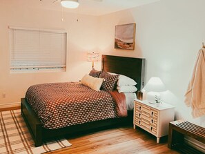 1 bedroom, WiFi, bed sheets - Walk to Beach! - Cozy SC Studio (San Clemente)