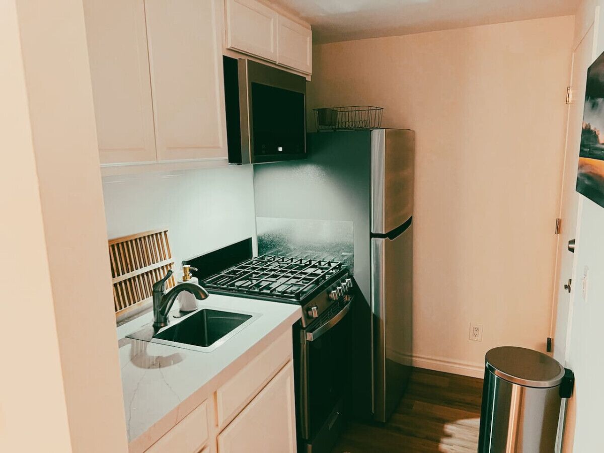 Frigorifero, microonde, forno, piano cottura