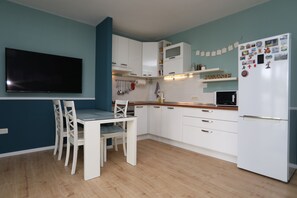 冷蔵庫、電子レンジ、オーブン、コンロ