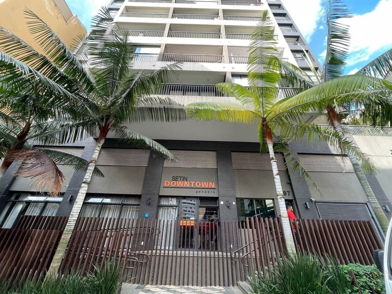 Un immeuble à plusieurs étages, avec une enseigne indiquant « SETIN DOWNTOWN » et des balcons.