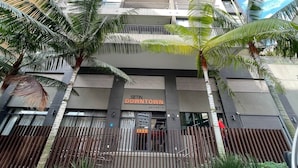 Un edificio de varios pisos con un letrero que dice "SETIN DOWNTOWN" y balcones.