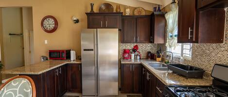Deluxe House | Private kitchen | Fridge, microwave, stovetop, electric kettle